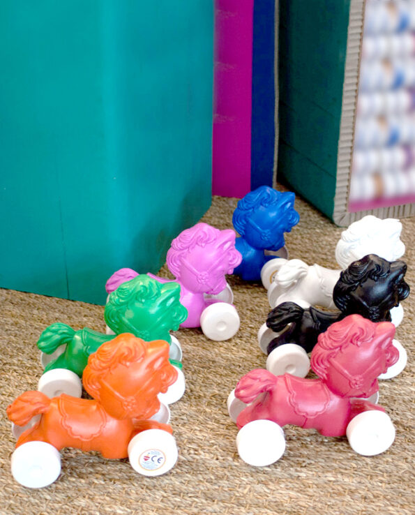 Jouet poney plastique couleurs assorties