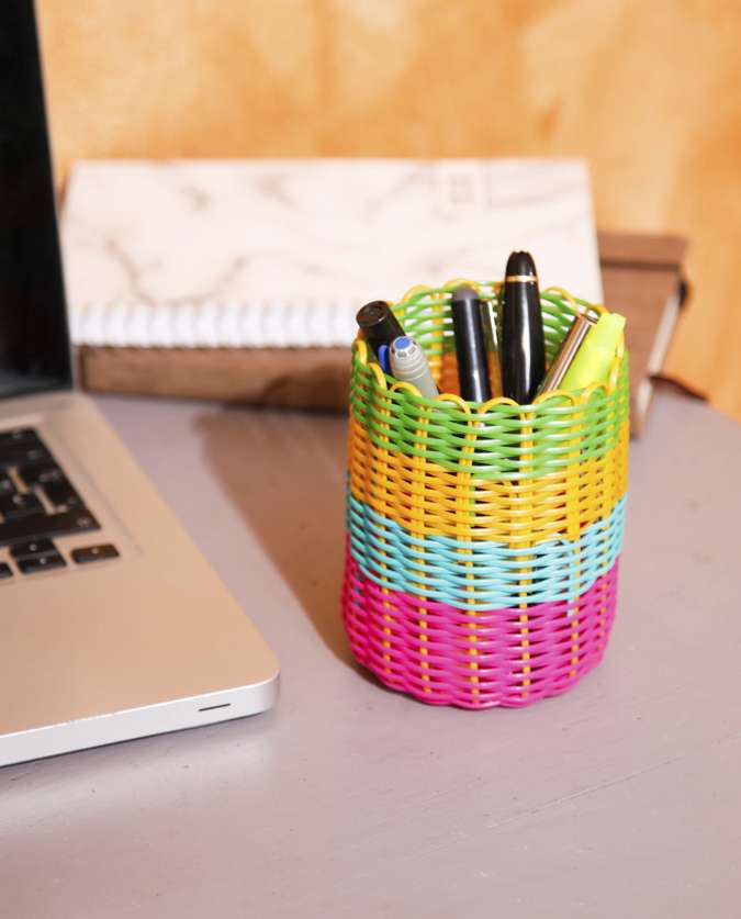 Pot à crayons fantaisie forme pomme couleurs assorties.